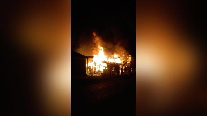 RUMAH di Jalan Niaga, Pelaihari, terbakar, Sabtu (24/2) malam.