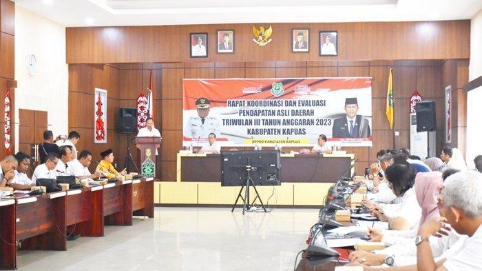 Rapat koordinasi dan evaluasi mengenai Pendapatan Asli Daerah (PAD) Triwulan III Tahun Anggaran 2023 Kabupaten Kapuas dibahas Sekretaris Daerah, Septedy, bersama para pejabat di Aula Bapelitbangda, Rabu (27/9/2023).