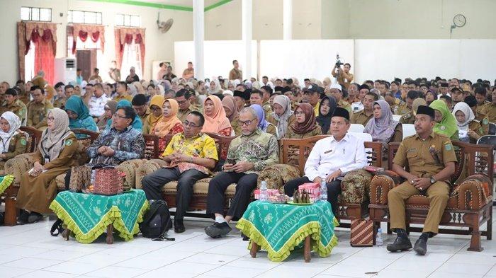 Rapat Forum Konsultasi Publik Rancangan Awal Rencana Pembangunan Jangka Panjang Daerah (RPJPD) tahun 2025-2045, di Auditorium Kapet, Simpang Empat, Selasa (9/1/2024).