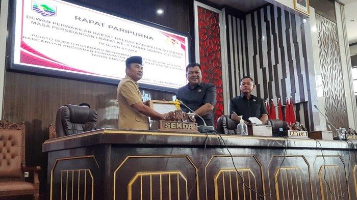 Rapat Paripurna di DPRD Kabupaten Kotabaru dipimpin Wakil Ketua I H Mukhni AF dan Wakil Ketua II M Arif, kemarin, dihadiri anggota DPRD, Forkopimda dan Bupati diwakili Asisten 2 Bidang Perekonomian dan Pembangunan Setda Kotabaru H Murdianto, Senin (11/9/2023).
