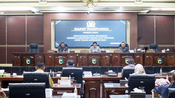 Rapat Paripurna Penyampaian Nota Keuangan dan Raperda APBD 2024 di gedung DPRD Kabupaten Tanah Laut, Rabu (4/10/2023).