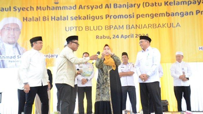 Ketua Dewan Pengawas BPAM Banjarbakula, Raudatul Jannah menghadiri acara halalbihalal dan promosi UPTD BLUD di Banjarbaru, Rabu (24/4/2024).
 