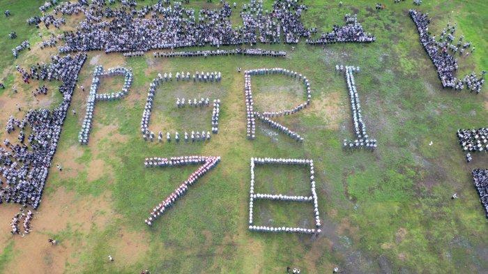 Rekor Muri Bernyanyi oleh Guru Terbanyak se Indonesia, bertempat di Stadion Olah Raga Panunjung Tarung, Selasa (21/11).