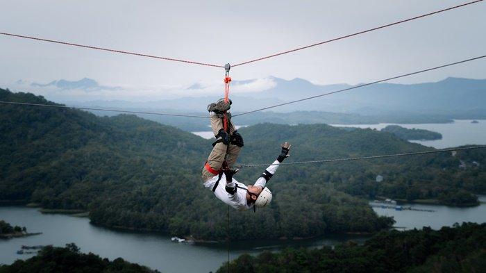 TYROLEAN TRAVERSE- Reporter Banjarmasin Post, Syaiful Riki menjajal tyrolean traverse sambil melakukan pose backflip di kawasan Bukit Matang Kaladan, Kecamatan Aranio, Kabupaten Banjar, Kalsel.