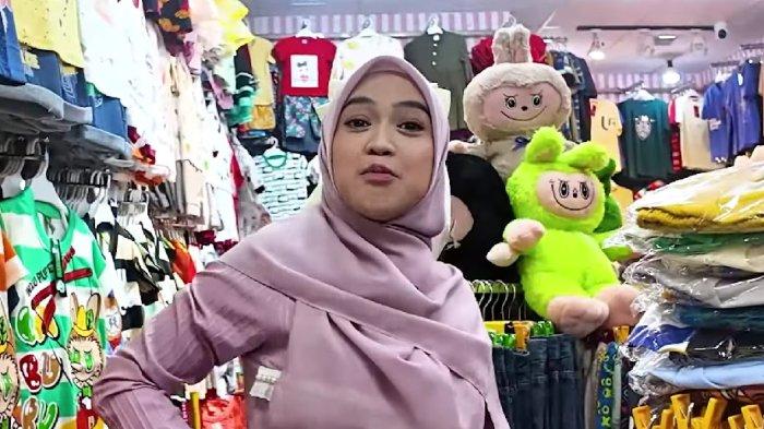 Ria Ricis kala belanja pakaian anak di Pasar Senen.