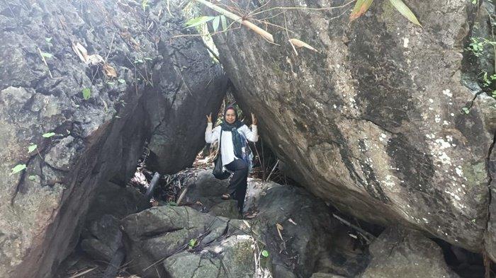 Pintu masuk mirip mulut gua, untuk mencapai Riam Pagat Batu di Kampung Muara Kitar, Desa Lupangi, Kecamatan Loksado.