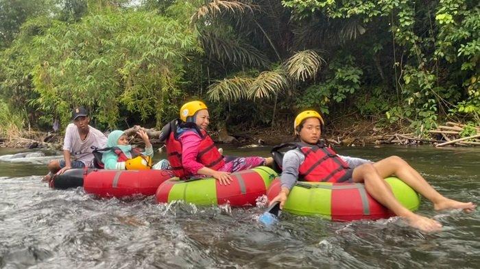 River tubing antraksi wisata di Sungai Amandit Loksado, Kecamatan Loksado Hulu Sungai Selatan, Sabtu (24/8/2024). Jalur fun ini lebih disukai wisatawan karena lebih aman.