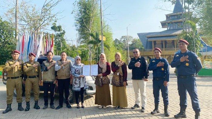 Rombongan KPU Kabupaten Tanah Laut (Tala) saat melakukan kegiatan gerebek pasar di Kota Pelaihari, Selasa (5/9/2023) siang.