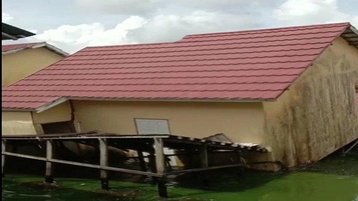 Heboh, Sebuah Rumah di Gambut Kabupaten Banjar Ambruk, Tak Ada Korban