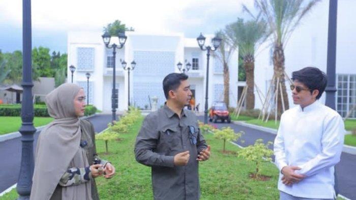 Atta Halilintar saat mendatangi kediaman Ustadz Solmed dan April Jasmine.