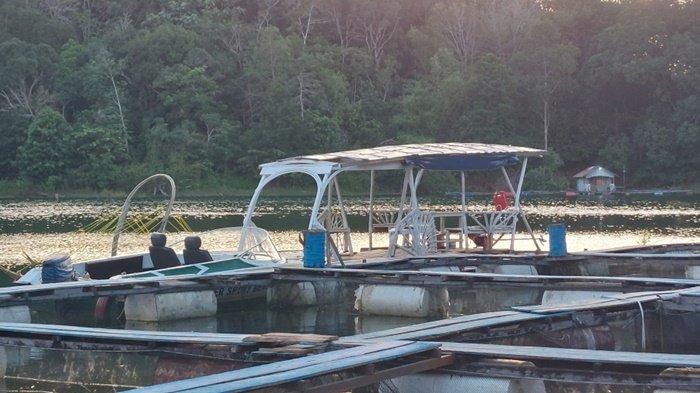 Rumah pelampung di Wisata Alam Alimpung, Riam Kanan, Kecamatan Aranio, Kabupaten Banjar, Provinsi Kalimantan Selatan. 