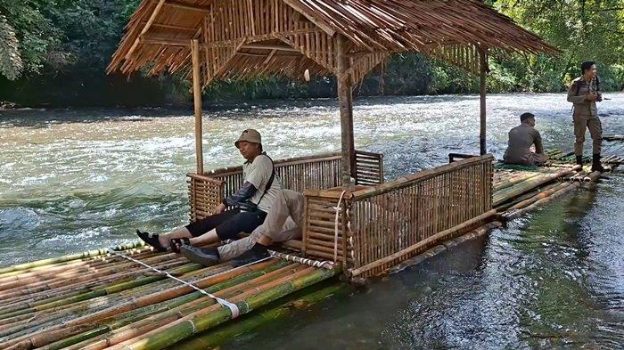 SAUNG LANTING- Saung Lanting salah satu destinasi wisata di Desa Tumingki, Kecamatan Loksado HSS ini berada di bantaran Sungai Amandit dapat disewa Rp 25 ribu per jam maksimal dapat menampung enam orang.
