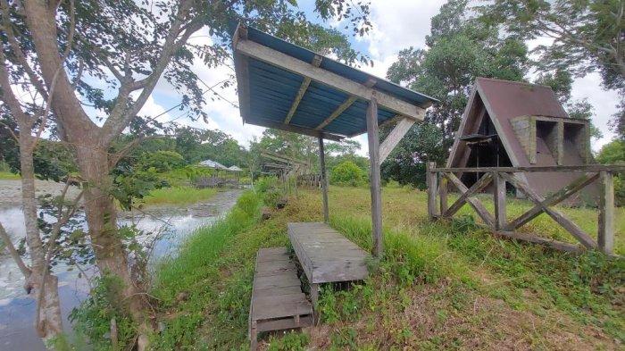 Terdapat selter-selter permanen di tanggul guntung di Desa Guntungbesar.