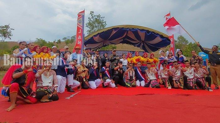 SEUSAI sukses menampilkan Sendratari Tanah Banyuku, pemain dari Sanggar ABG Politala berpose bersama Pj Bupati Tala H Syamsi... Direktur Politala Dr Hj Mufrida Zein SAg MPd dan Dewan Penyantun Politala Dr H Siha