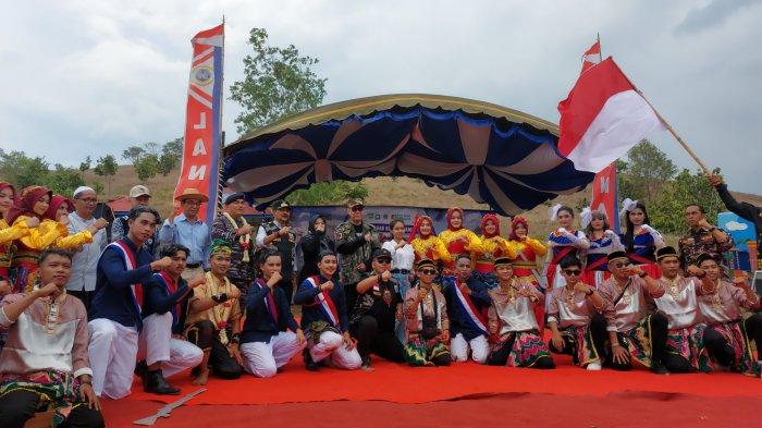 SEUSAI sukses menampilkan Sendratari Tanah Banyuku, pemain dari Sanggar ABG Politala berpose bersama Pj Bupati Tala H Syamsi... Direktur Politala Dr Hj Mufrida Zein SAg MPd dan Dewan Penyantun Politala Dr H Siha