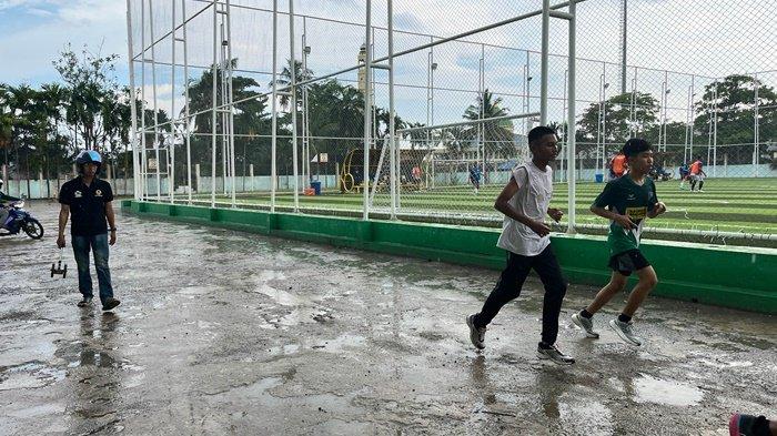 
SKB MULAWARMAN-Meskipun diguyur hujan SKB Mulawarman tetap ramai oleh pengunjung dengan berbagai aktivitasnya. Sabtu (12/7/2025) sore. Wisata Kalsel: SKB Mulawarman Banjarmasin Jadi Destinasi Olahraga dan Rekreasi Favorit di Banjarmasin.