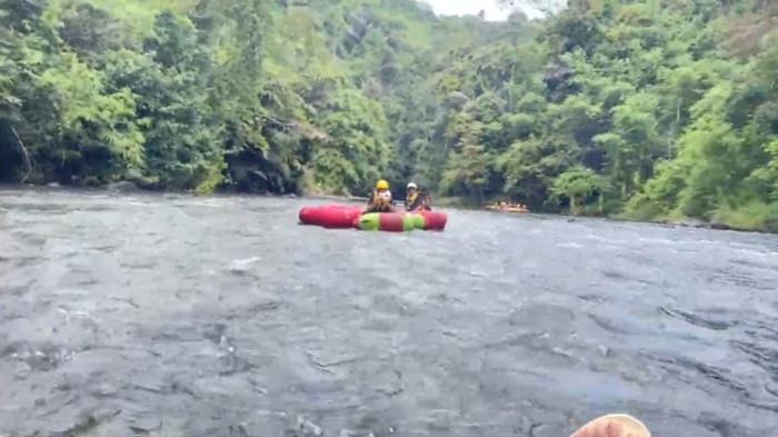 SUNGAI AMANDIT-Pesona sungai Amandit dengan pemandangan alamnya yang sangat indah. Wisata Kalsel: Viewnya Sungguh Menawan, Arum Jerang Sungai Amandit AK Hanya Menantang.