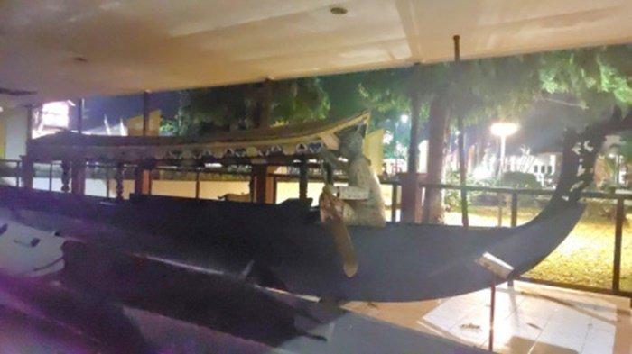 Saat kita bersantai di Museum Lambung Mangkurat di sela menikmati kuliner dan hiburan musik di halaman parkir, kita bisa masuk ke halaman dalam yang salah satu benda bersejarah di situ adalah jukung berusia ratusan tahun.