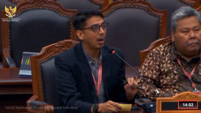 SAKSI AHLI - Saksi Ahli, Zainal Arifin Mochtar memberikan pandangan terkait fenomena Pilkada Banjarbaru 2024 dalam sidang perdana sengketa di MK, Jumat (7/2/2025).