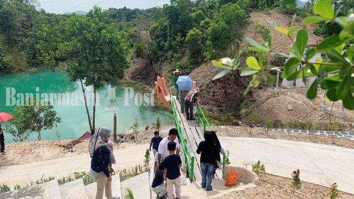 Salah satu spot foto di tempat wisata Kastel D’legenda di Sungai Abit, Cempaka, Kota Banjarbaru, Provinsi Kalimantan Selatan (Kalsel), pengunjung antre untuk bisa foto di tangan raksasa ini, Kamis (18/5/2023).