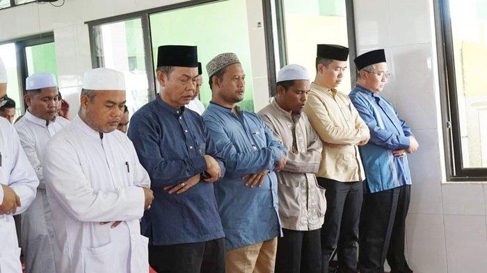 Salat berjamaah di masjid lingkungan Ponpes Darul Amien di Desa Taluk Labak, Kecamatan Daha Utara, Kabupaten Hulu Sungai Selatan (HSS), Provinsi Kalimantan Selatan, Selasa (12/9/2023).