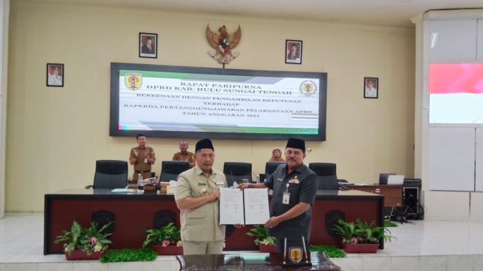 Samsul Rizal dan Ketua DPRD HST, H. Pahrijani saat menandatangani 2
