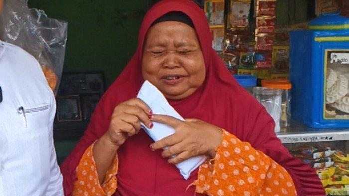 Sariyah istri pertama pesulap Pak Tarno menerima bantuan uang.