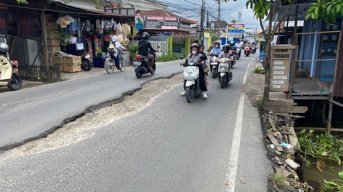Penampakan Sebagian jalan di kawasan Sungai Lulut, Kota Banjarmasin, Kalsel yang ambles sebelum ditambal.