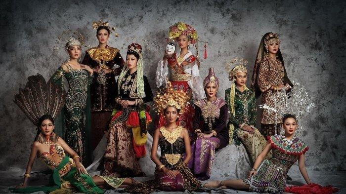 Sejumlah finalis Puteri Indonesia 2024 dalam balutan busana daerah masing-masing. 