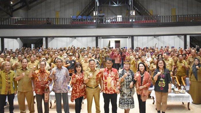 Sekretaris Daerah Kabuapten Kapuas, Septedy, bersama Dirjen Otda Akmal Malik dan seluruh Kepala OPD, Camat, Kepala Desa dan para Tokoh Adat di GPU Manggatang Tarung, Kota Kuala Kapuas, Selasa (8/8/2023).