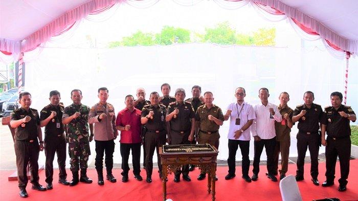 Sekda Kapuas Septedy bersama Forkopimda Kapuas dan Kajati Kalteng Pathor Rahman berfoto bersama usai peresmian Gedung Serbaguna Adhyaksa Kejaksaan Negeri Kapuas, Senin (16/10/2023).