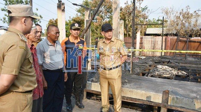 Sekretaris Daerah Kabupaten Kapuas, Septedy, di lokasi bekas kebakaran pemukiman di Jalan A Yani, Kelurahan Selat Hilir RT 019, Kecamatan Selat, Selasa (5/9/2023).