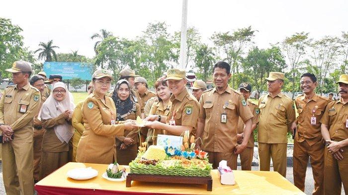 Sekretaris Daeah Kabupaten Kapuas, Septedy, memotong tumpeng dalam rangkaian memperingati Hari Kesehatan Nasional ke-59 di Halaman Kantor Bupati, Senin (13/11/2023).