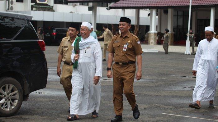Sekda Zulkipli Yadi Noor dan KH Abdullah Sani berjalan beriringan usai Peringati Isra Mi'raj dan Haul ke-19 Abah Guru Sekumpul, Senin (5/2/2024).