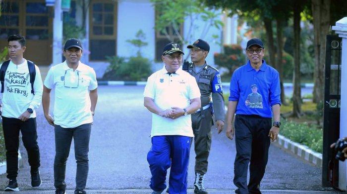 Selain melepas peserta, Bupati HSS juga mengikuti jalan sehat tersebut bersama Forkopimda.