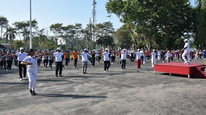 Senam di Halaman Kantor Bupati, Jalan Pemuda Km 5,5, Kota Kuala Kapuas. Kabupaten Kapuas, Jumat (22/9/2023).