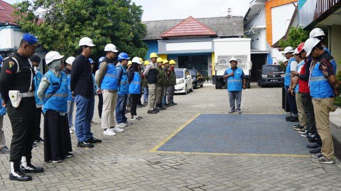 Senior Manager Niaga dan Manajemen Pelanggan Agus Tri Suardi saat memberikan arahan dan sambutan pelaksanaan kegiatan Penertiban Pemakaian Subsidi Listrik (P2SL) Gabungan yang diikuti pegawai PLN, Mitra Kerja serta pengamanan dari tim personel Detasemen Polisi Militer (Denpom) VI/2 Banjarmasin.