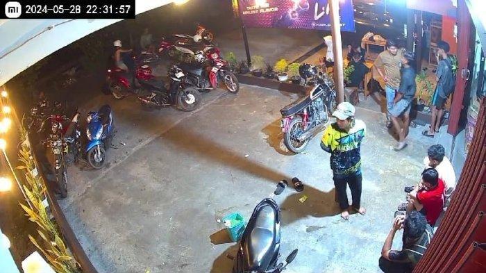 Seorang pria bertopi diketahui berinisial RA melakukan kekerasan di Jalan Temanggung Tilung I, Kota Palangkaraya, Rabu (29/5/2024).