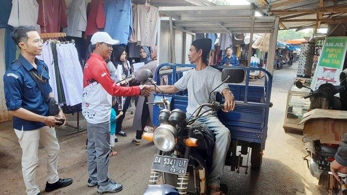 Serah terima Bendera Kirab Pemilu 2024 di perbatasan Kabupaten Tanah Laut (Tala) dengan Kabupaten Banjar, yakni di Masjid Bambu Kiram, Rabu (6/9/2023) siang.