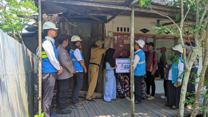 Simbolis penyalaan listrik program Light Up The Dream di wilayah kerja UP3 Banjarmasin