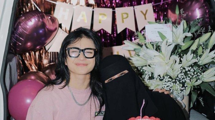 Sintya Marisca memberi kejutan ulang tahun untuk Umi Pipik ibunda Abidzar Al Ghifari.