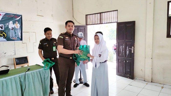 Siswa menerima bingkisan sebagai kenang-kenangan setelah mengikuti program Jaksa Masuk Sekolah di SMAN 1 Tapin Tengah, Senin (14/8/2023).