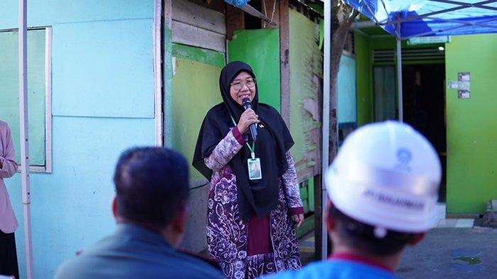 Siti Kamsiah, Kasi Ekonomi Pembangunan Kecamatan Banjarmasin Barat mengungkapkan kebanggaan dan takjubnya dengan program LUTD PLN, karena pendanaannya bersumber dari donasi seluruh pegawainya.