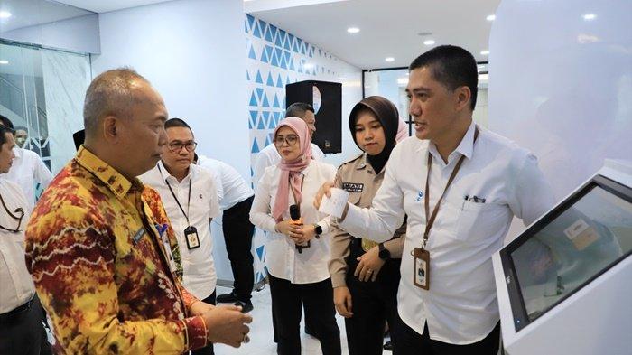 Dirut Bank Kalsel, Fachrudin saat Soft Launching Smart Hybrid Branch