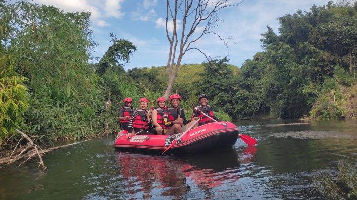 Teks foto: Spot foto menarik Susur Sungai Tapin berlatar Bukit Bagindang.