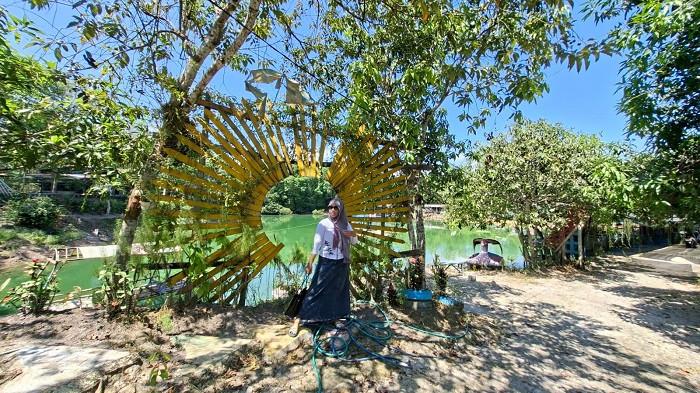 DANAU BIRU-Spot foto yang disediakan pengelola dengan danau biru sebagai latar.