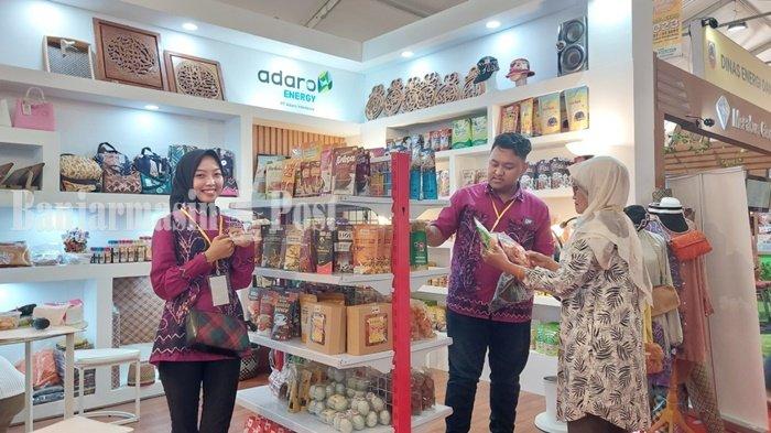 Stan Adaro yang memajang dan menjual produk hasil UMKM binaan di Kalsel Expo 2023.