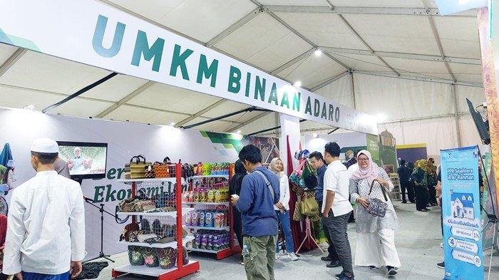 Stan UMKM Binaan Adaro di Banua Ekonomi Syariah Expo di Lapangan Murjani, Banjarbaru, Kalimantan Selatan, Selasa (24/10/2023).