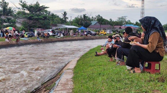 Suasana Irigasi Cindai Alus banyak dimanfaatkan warga untuk foto-foto.