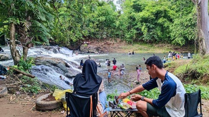 Suasana Objek Wisata Jeram Alam Roh 17, di  Jeram Alam Roh Tujuh Belas di Desa Rantau Bujur Kecamatan Aranio, Kabupaten Banjar, Kalimantan Selatan. 
